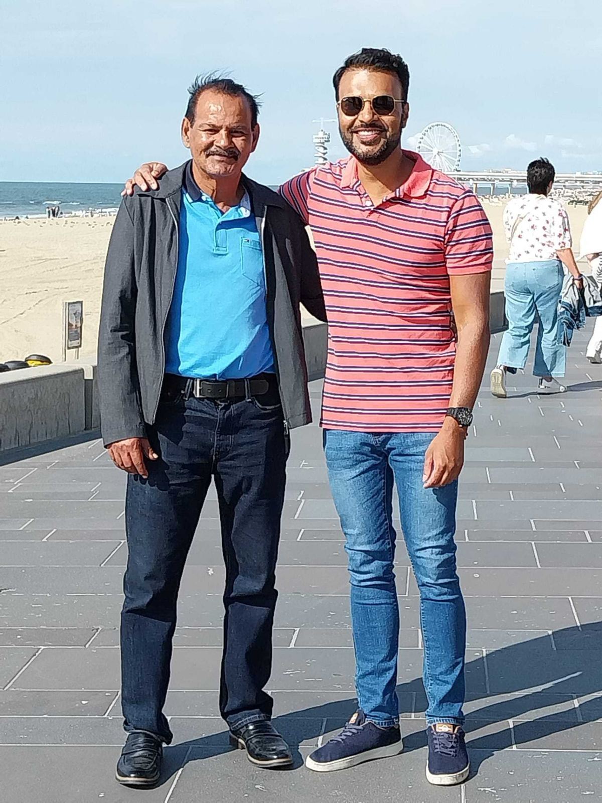 Mohamed Haroenkhan Abdul with his son on the Scheveningen boulevard